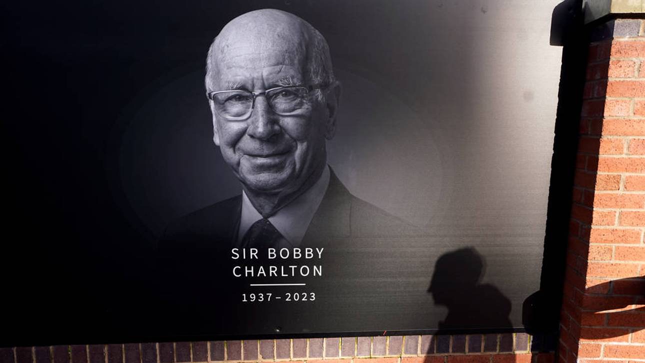 Ein Gedenkplakat für Bobby Charlton in Manchester