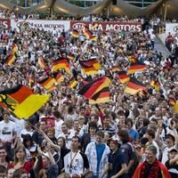 Die Vorfreude auf die Heim-EM in Deutschland wächst.  Spätestens seit der WM 2006 in Deutschland ist das Public Viewing als besonderer Ort für die Fans nicht mehr wegzudenken. SPORT1 gibt einen Überblick, an welchen Standorten Public Viewing stattfindet und worauf man achten sollte.    