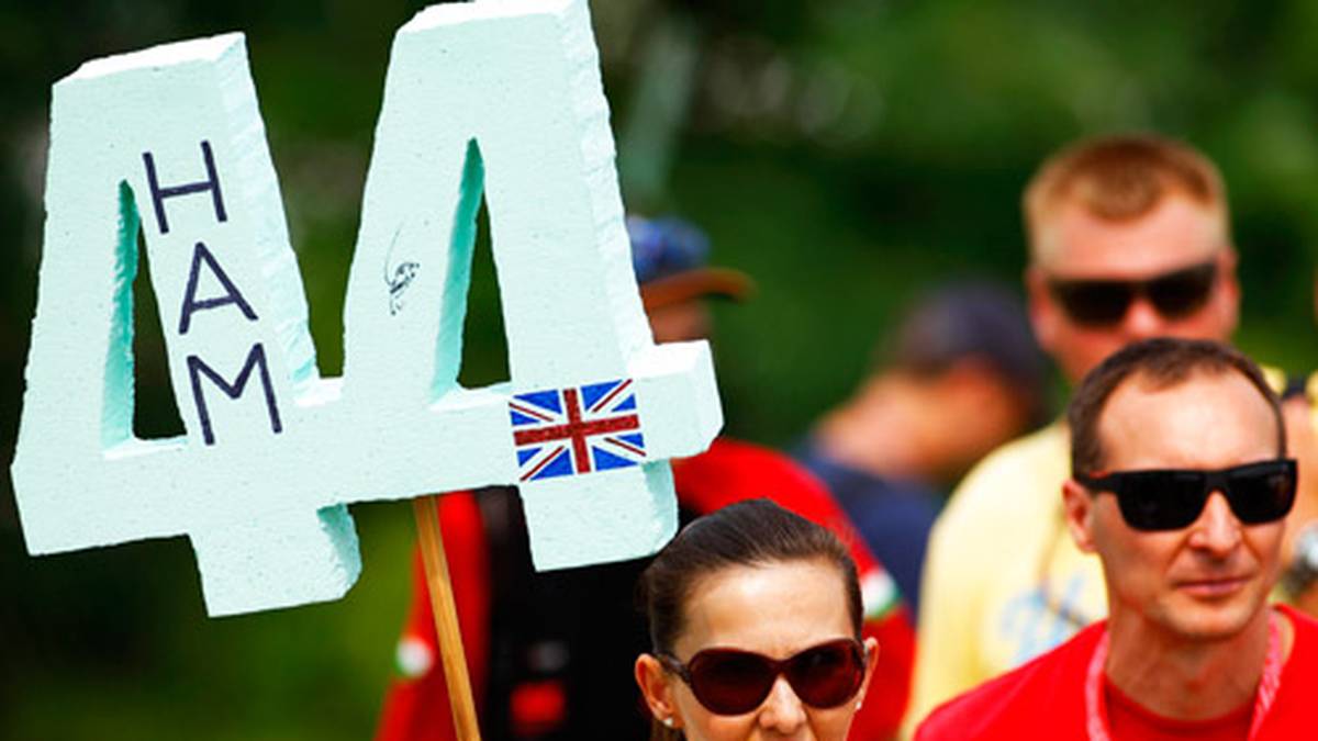 Der Pechvogel der letzten zwei Qualifyings ist eindeutig Lewis Hamilton, der erneut von seinem Auto gestoppt wird. Die Fans halten ihm dennoch die Treue und unterstützen ihren Liebling nach Kräften