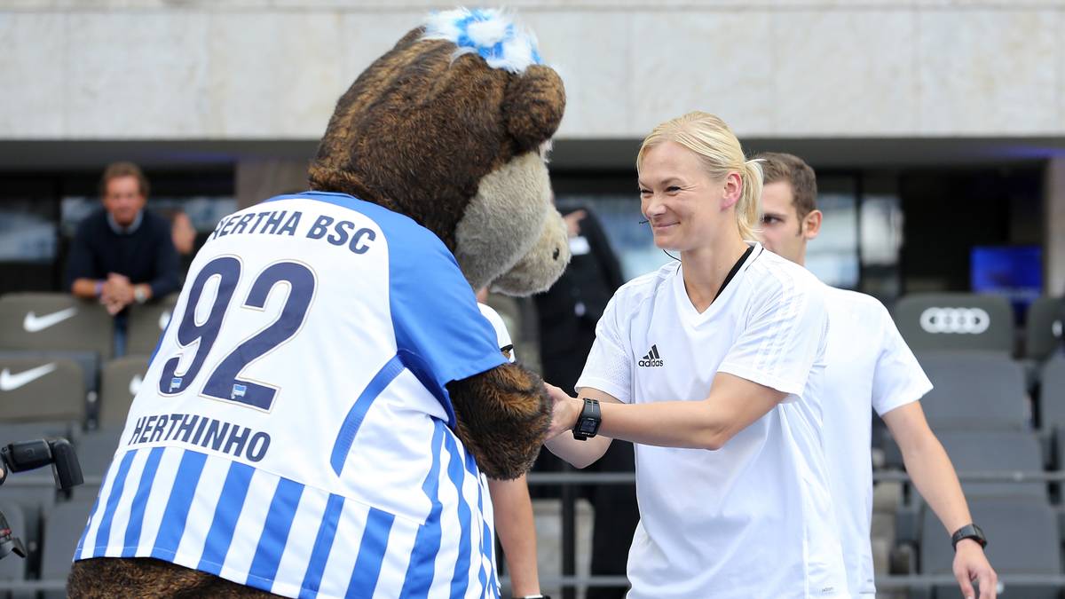 Auch das Berliner Maskottchen Herthinho wünscht Steinhaus vor dem historischen Anpfiff alles Gute