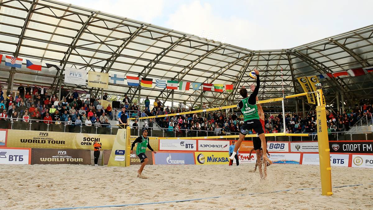 In Russland ist man auf jedes Wetter vorbereitet. Das Beachstadion in Sotschi verfügt sogar über Dächer für die Zuschauertribünen