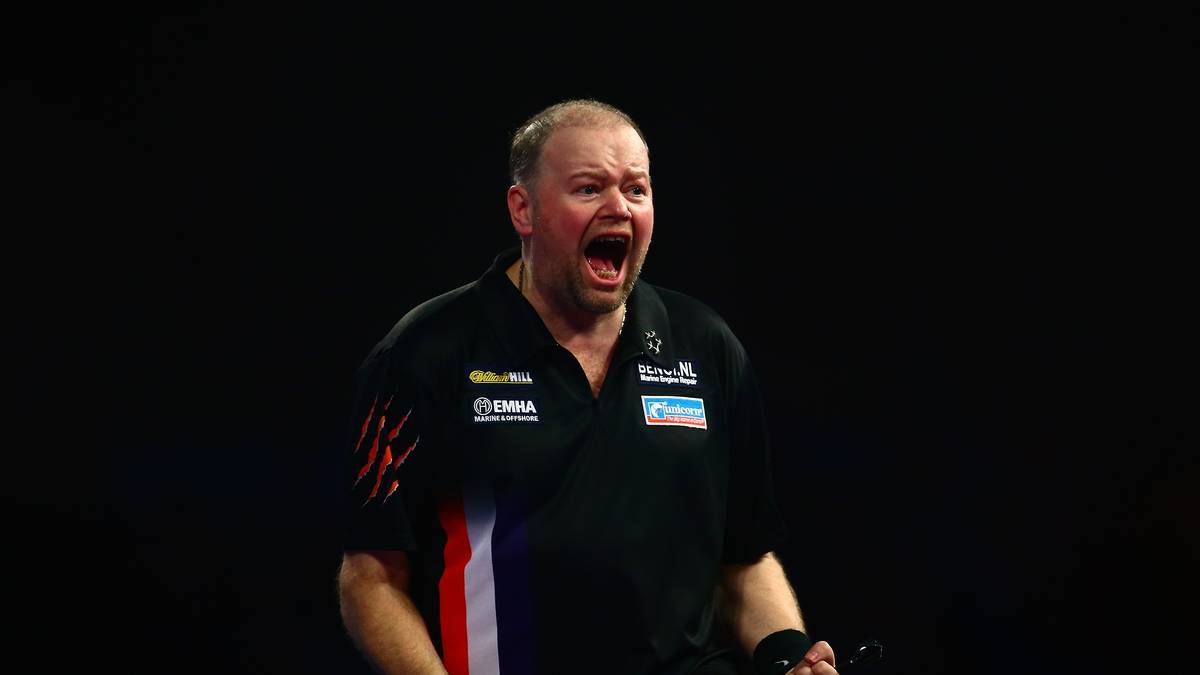 Shumway: "Raymond van Barneveld war jetzt vier Wochen in den USA im Urlaub mit seiner Frau. Diese wurde ja zu Hause überfallen. Daher mussten sie eine Auszeit nehmen. In Runde 1 trifft er auf Kyle Anderson, der brandgefährlich ist. Natürlich kann van Barneveld immer einen Lauf kriegen, aber er hat eine Zeit lang nicht trainiert und in Runde 2 käme Gary Anderson"