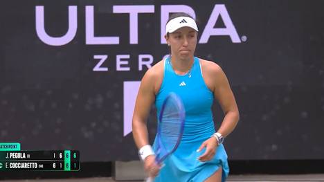 Nachdem sich Jessica Pegula, die eigentlich als Favoritin beim Charleston Open galt tut sie sich im Achtelfinale erneut schwer. Dennoch behält sie die Nerven und zieht gegen die Italienerin Elisabetta Cocciaretto ins Viertelfinale ein.