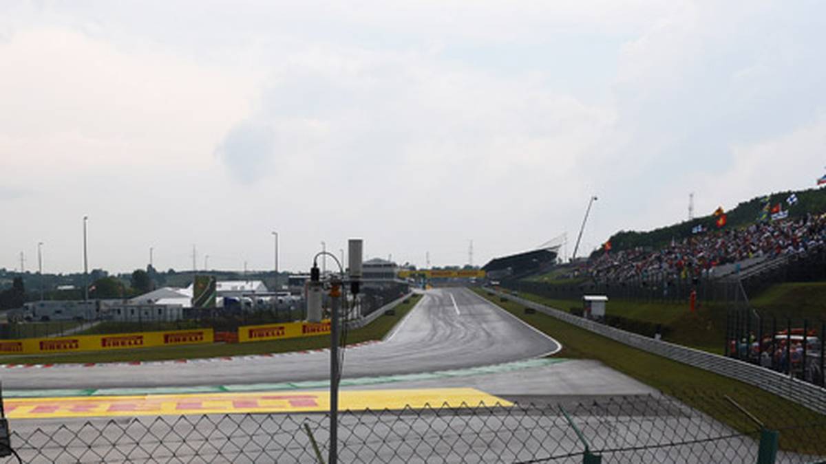 Eine halbe Stunde vor dem Rennstart zieht der Himmel zu und es beginnt zu regnen. Es ist zwar nur ein kurzer Schauer, aber die Fahrer müssen dennoch mit Intermediates starten