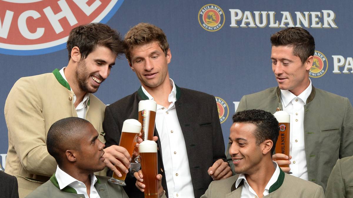 Die Wiesn ist die fünfte Jahreszeit in München. Drei Wochen vor dem Öffnen der Zelte posieren die Bayern in Tracht. Javier Martinez, Thomas Müller, Douglas Costa und Thiago sind sichtlich gut gelaunt. SPORT1 zeigt die Bilder 