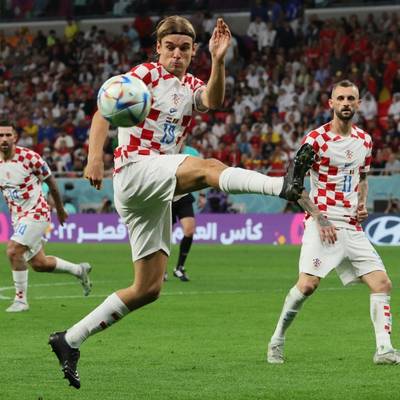 Die kroatische Fußball-Nationalmannschaft muss in ihrem WM-Achtelfinale gegen Japan  kurzfristig auf Außenverteidiger Borna Sosa verzichten.