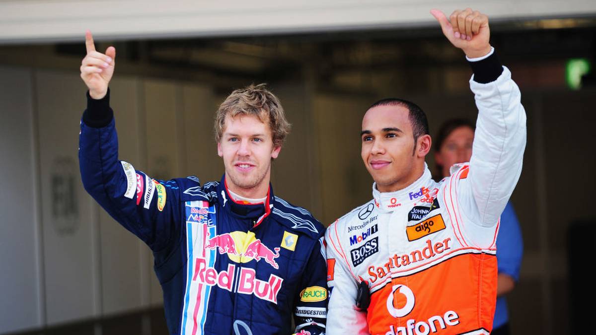 Die Saison beginnt mit einer Disqualifikation Hamiltons (r.). Auch danach läuft zunächst nicht viel zusammen. Hamilton rettet nach einer starken zweiten Saisonhälfte und zwei Siegen aber immerhin noch Platz fünf in der Fahrerwertung