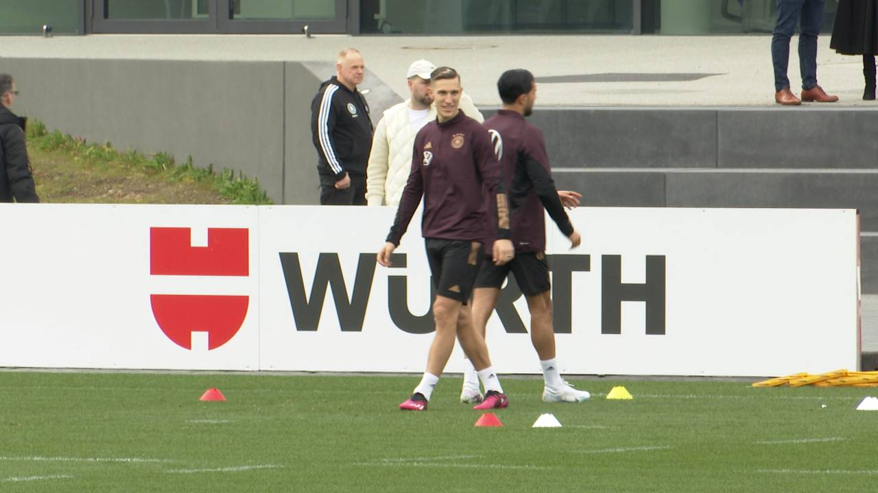 DFB-Trainer Hansi Flick gibt Entwarnung bei BVB-Profi Nico Schlotterbeck