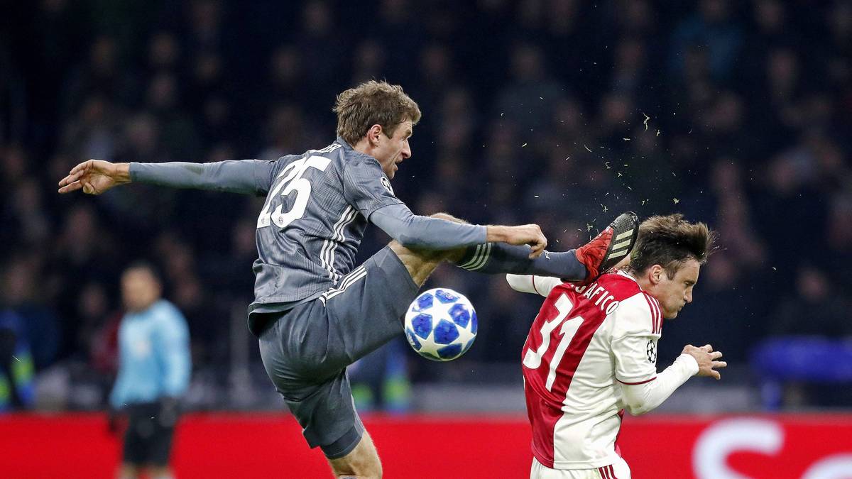 ...ist es schon zu spät. Müllers Stollen treffen Amsterdams Argentinier Nicolas Tagliafico am Kopf