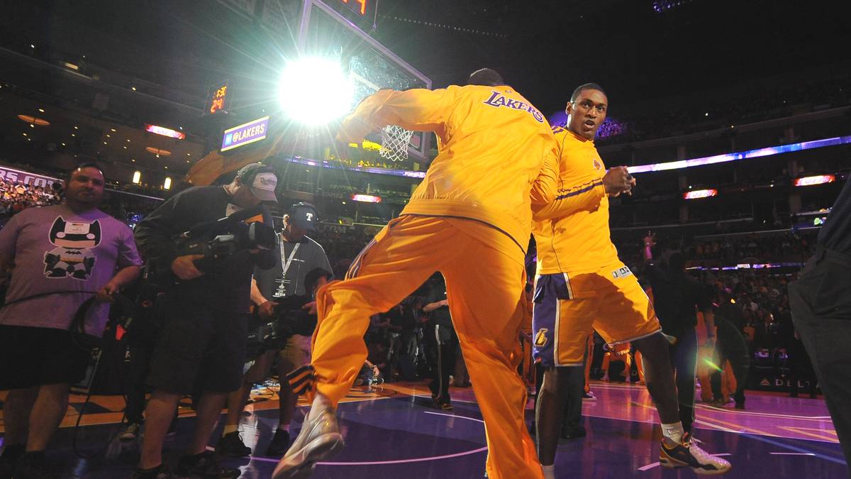 LOS ANGELES LAKERS:  Neue Chance für Metta World Peace. Die Lakers holen das Enfant terrible zurück in die NBA.  Das gab der 16-malige Meister am Donnerstag bekannt. Der früher als Ron Artest bekannte Profi bekommt bei den Lakers Medienberichten zufolge zunächst einen Vertrag für ein Jahr