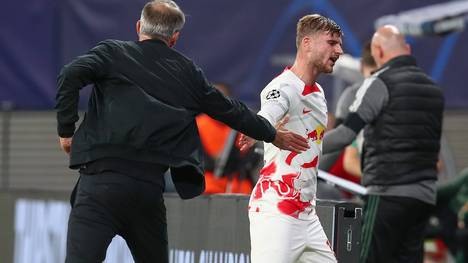 Der Angreifer von RB Leipzig wurde beim Sieg gegen Celtic Glasgow in der Champions League in der 71. Minute schimpfend ausgewechselt. Mit Trainer Marco Rose klatschte er nur zögerlich ab und setzte sich ans hinterste Ende der Ersatzbank.