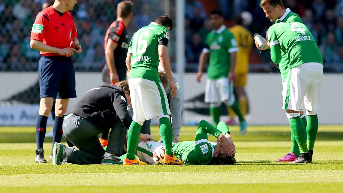 Rafael Van der Vaart grätscht Jannik Vestergaard gnadenlos um. Der Däne bleibt liegen und muss in der Folge verletzt ausgewechselt werden.