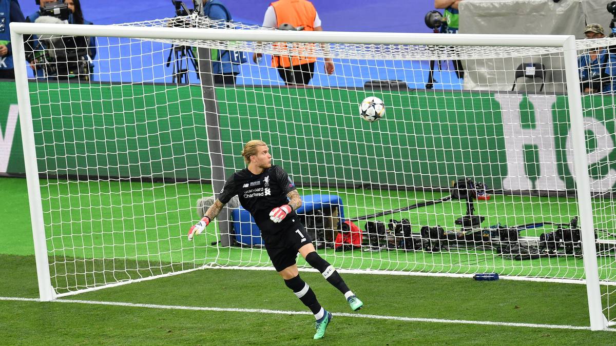 Karius versucht irgendwas zwischen fangen und fausten und die Kugel fliegt einfach vorbei ins Netz