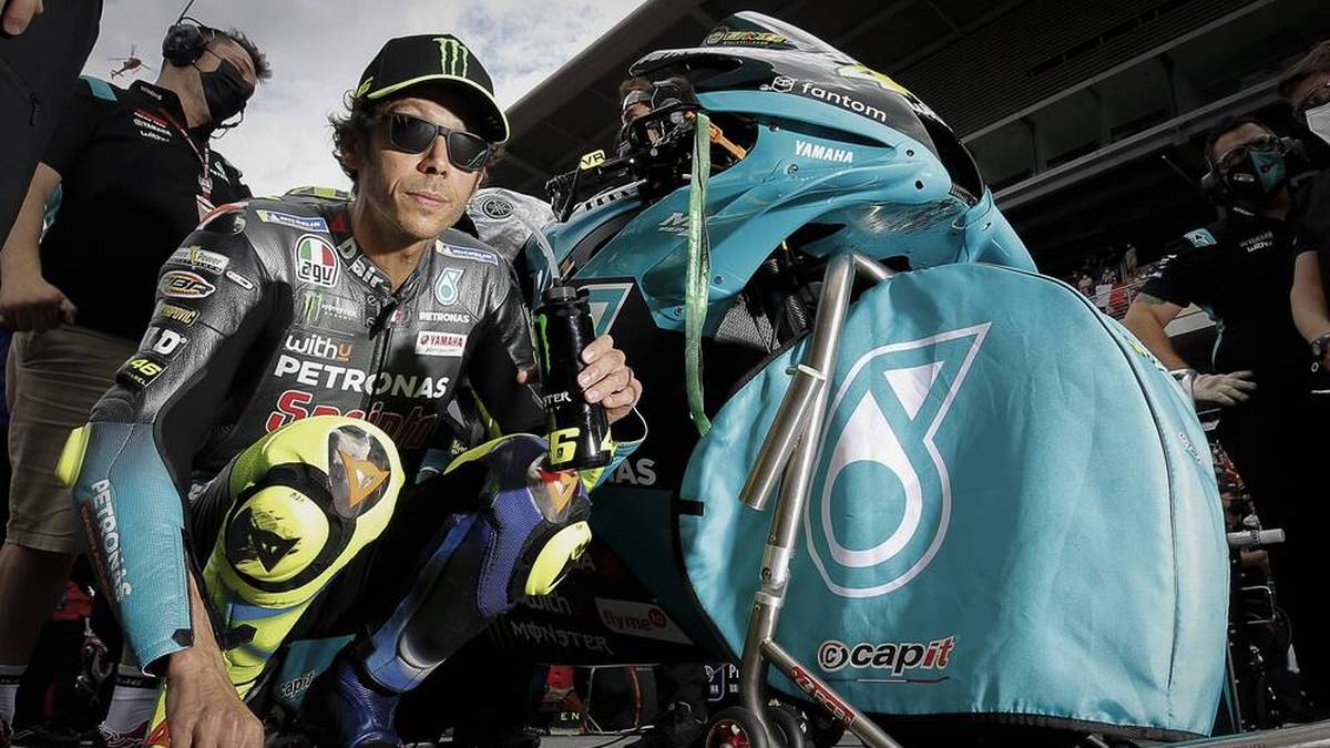 Mit neun WM-Titeln ist er einer der erfolgreichsten Rennfahrer aller Zeiten und lebende Legende zugleich. Mit skurrilen Outfits, Showeinlagen und krassen Helm-Designs machte Valentino Rossi auch abseits der Strecke auf sich aufmerksam. Nach 423 Rennen kündigt der Mann aus Urbino nun seinen Rücktritt an - SPORT1 zeigt seine Karriere in Bildern