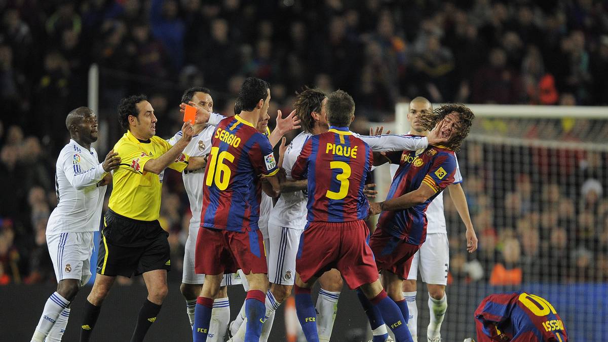 Auch für diese Tätlichkeit gegen Barca-Urgestein Carles Puyol flog Sergio Ramos (verdeckt) 2010 mit glatt Rot vom Platz - zuvor sah er aber natürlich bereits die Gelbe Karte. Bei diesem Ausraster war eine gehörige Portion Frust dabei: Real wurde von Barcelona mit 0:5 vorgeführt