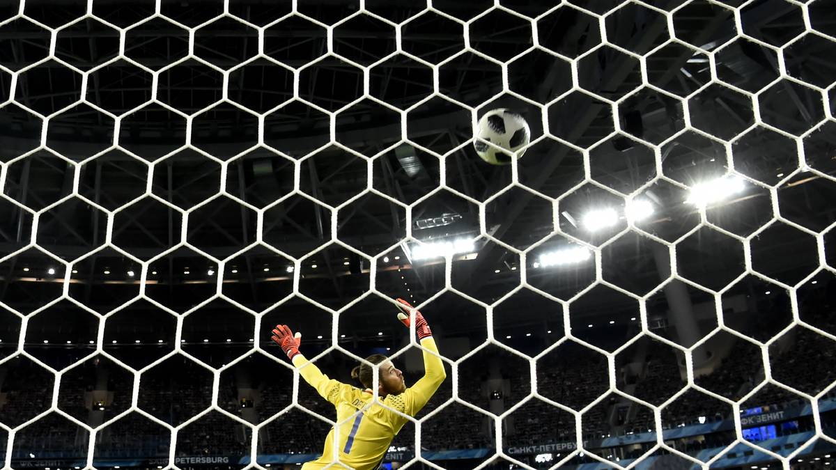 Blöd nur, dass auch Stammtorwart Alan Martin bereits beim Zweitligisten ausfällt. So musste im nächsten Spiel gegen Dunfermline die Nummer 3 das Tor hüten