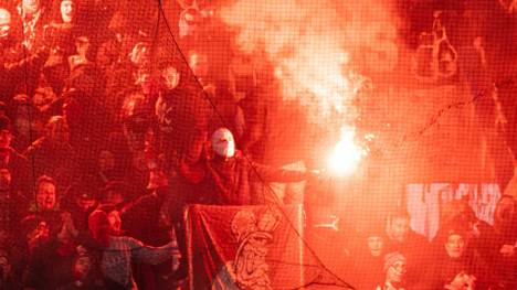 Teures Feuer: Anhänger von St. Pauli in Rostock