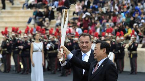In einer feierlichen Zeremonie wurde das Olympische Feuer an Pyeongchang übergeben