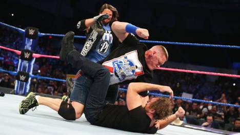Der Streit zwischen John Cena (M.), Dean Ambrose (u.) und AJ Styles wurde handfest