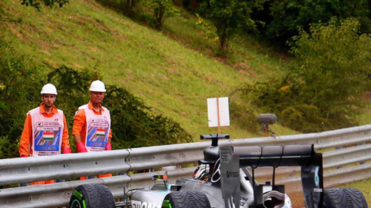 Hamilton muss aus der Boxengasse mit kalten Reifen starten - und das hat Folgen. Bereits in der zweiten Kurve kommt der Brite von der Strecke ab und beschädigt sich den Frontflügel leicht. Seine Aufholjagd bremst diese Aktion nur kurz