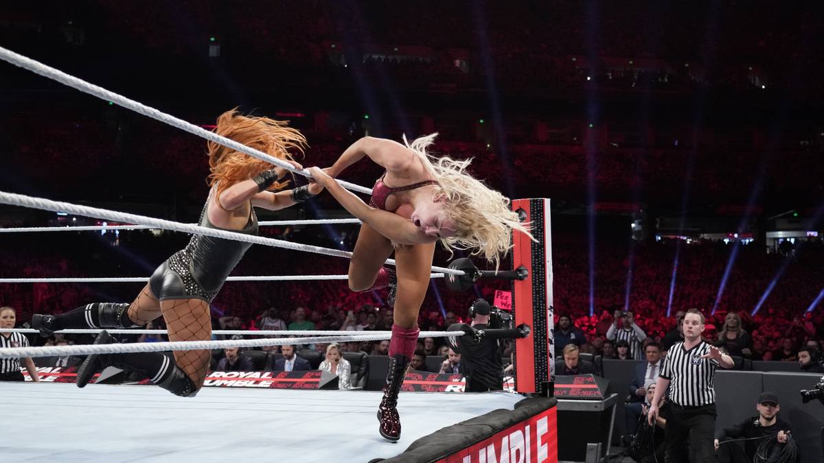 Und nach längerem, beherzten Kampf wirft Lynch Flair über das oberste Seil nach draußen