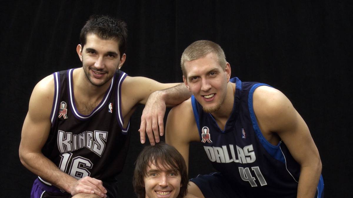 Peja Stojakovic (l.) wird 1996 ebenfalls verschmäht und geht stattdessen als 14. Pick zu den Sacramento Kings. Den Dreier-Spezialisten holen sich die Mavs erst mit 15-jähriger Verspätung. In der Meistersaison spielt der serbische Welt- und Europameister zwar eine Nebenrolle, versenkt in den Playoffs aber einige wichtige Würfe. Nash (l.) ist da schon längst wieder weg - Dirk Nowitzki (r.) nicht