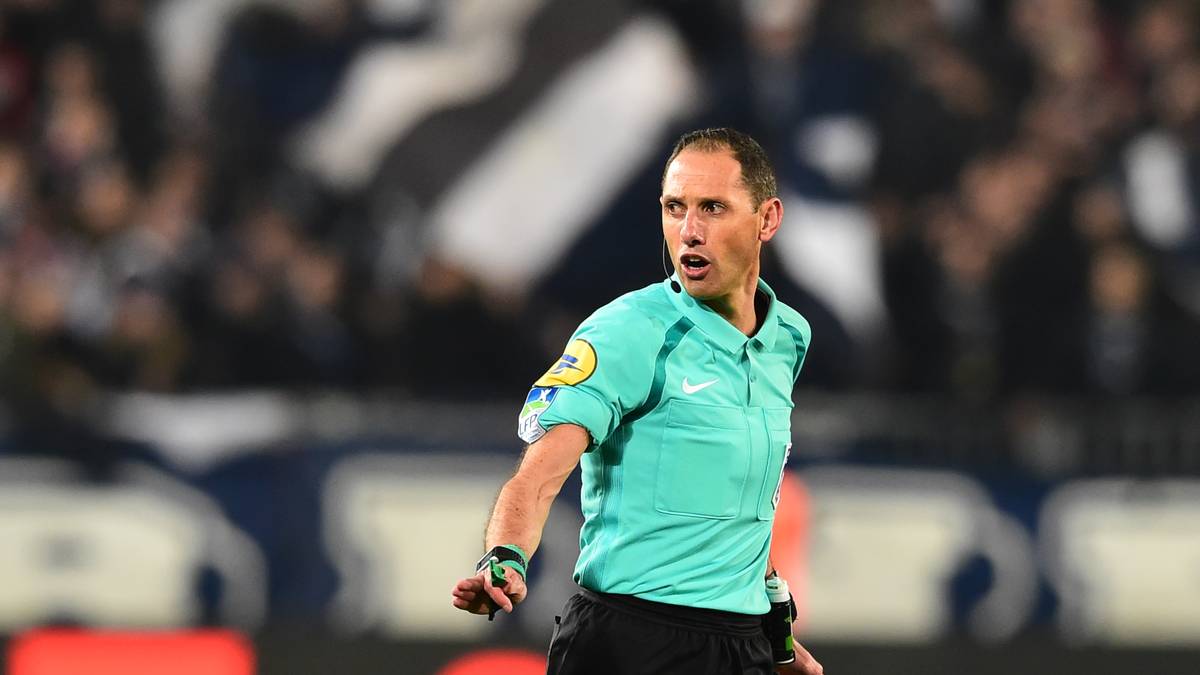 Platz 7: Mikael Lesage (Frankreich):                                                                                     Beim Spiel zwischen Olympique Lyon und SCO Angers bekam der ehemalige Hannoveraner Marcelo eine der dämlichsten roten Karten der Saison. Nachdem er von Mikael Lesage die gelbe Karte bekommen hatte, riss der Verteidiger die Arme nach oben und schlug dem Schiedsrichter dabei die Karte eher unabsichtlich aus der Hand. Der Unparteiische reagierte sofort - und zog die rote Karte hinterher