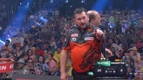 Jonny Clayton sorgt im Spiel gegen Marcel Hausotter für eine kuriose Szene. Der Waliser will im ersten Leg checken, geht aber von einem komplett falschen Score aus. Auch SPORT1-Experte Robert Marijanovic ist irritiert.