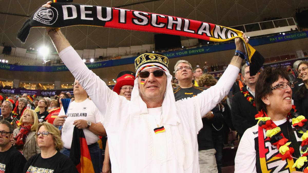 Auch dieser Anhänger hat sich in Schale geworfen. Zu Schwarz-Rot-Gold trägt er ein landestypisches Outfit