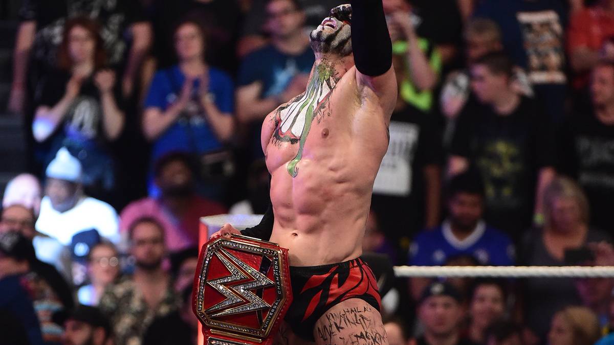 Den WWE Universal Title, den Balor beim Summerslam gegen Rollins gewann, musste er deshalb einen Abend später wieder abtreten. Seitdem stand er nicht mehr im Ring