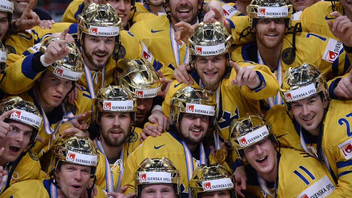 2013, SCHWEDEN: Heimvorteil genutzt! Die "Tre Konor" gewinnt in Stockholm das Finale gegen Überraschungsfinalist Schweiz mit 5:1 und feiert den Triumph stilecht mit goldenen Helmen. Zum MVP wird allerdings kein Schwede gewählt, sondern der Schweizer Abwehrspezialist Roman Josi