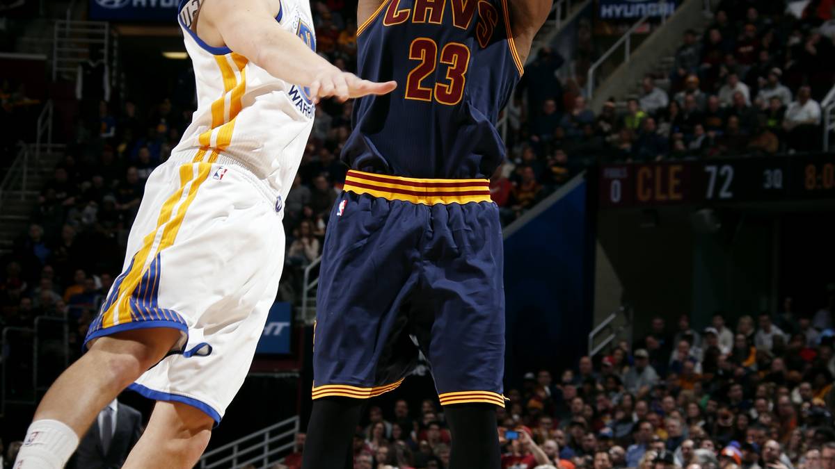 LEBRON JAMES: Dem Superstar der Cavs ist er aber natürlich unterlegen - wie jeder andere NBA-Profi. Der "King" zieht in den Playoffs mit 27,6 Punkten, mehr als zehn Rebounds, über acht Assists und fast zwei Steals eine gigantische One-Man-Show ab. Ohne Kevin Love und mit dem angeschlagenen Kyrie Irving braucht er Monster-Finals mit vielen Punkten und Assists. Die schwache Playoff-Dreierquote (17,6 Prozent) sollte schon deutlich ansteigen. Ein Schlüssel: er darf sich defensiv nicht zu stark aufreiben. Seinen Saisonrekord (42 Zähler) stellt der "King" gegen Golden State auf. Vorteil Cleveland (2:1)