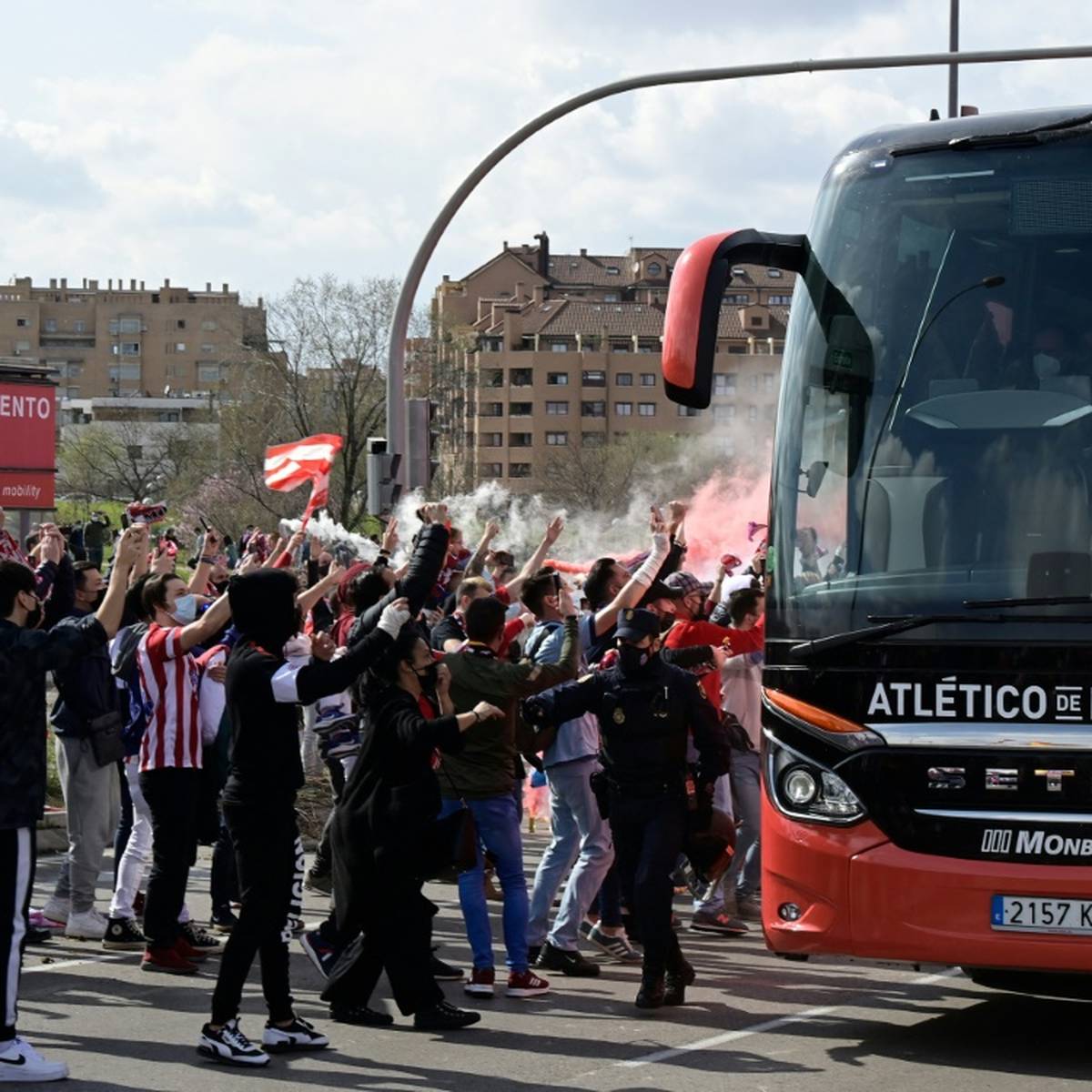 Vor dem Achtelfinale des spanischen Fußball-Pokals zwischen Real Sociedad San Sebastian und Atletico Madrid ist es zu Ausschreitungen gekommen.