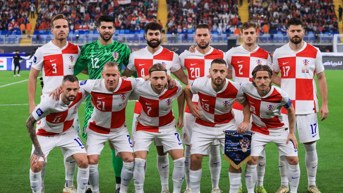 Kroatien (Heim) - Ausrüster: Nike - Das kroatische Team tritt in einem rot-weiß-gemusterten Heimtrikot an.