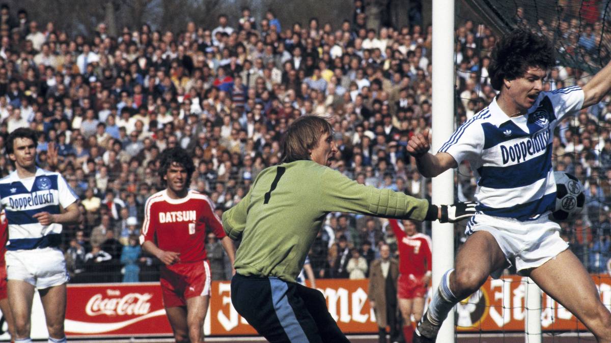 1981/82: MEIDERICHER SV (MSV DUISBURG): Thomas Kempe (r.) hat gegen Gladbachs Torwart Wolfgang Kleff das Nachsehen - so wie der gesamte MSV am Saisonende. Der Klub wird zur Fahrstuhlmannschaft der 90er Jahre. 1992, 1995 und 2000 geht es in die 2. Liga. 2006 und 2008 geht es nach einjährigen Gastspielen direkt wieder runter. Aktuell sicherten sich die Zebras den Klassenerhalt in der 2. Bundesliga