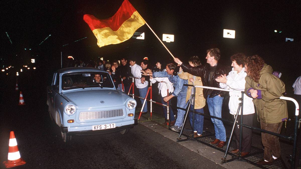 In der Folge arbeitet Hoeneß weiter daran, seinen Verein auf allen Ebenen breiter aufzustellen und voranzutreiben. Das Jahr 1989 wird dabei zu einem wichtigen Baustein. "Ein Meilenstein war für uns die Wiedervereinigung. Mit der Öffnung der Grenzen kam eine ganze Welle ehemaliger DDR-Bürger zu uns", berichtet der 67-Jährige