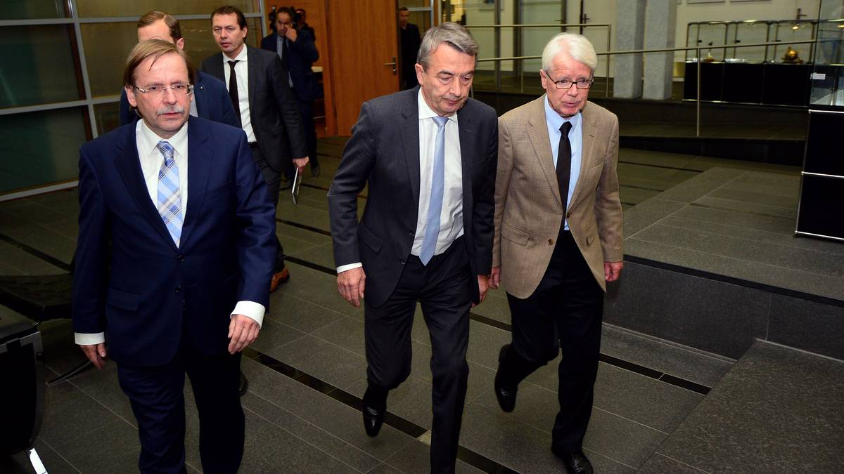 Die beiden Vizepräsidenten Reinhard Rauball (r.) und Rainer Koch (l.) übernehmen Niersbachs Amtsgeschäfte