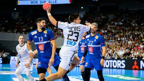 Renars Uscins (M.) gegen Nikola Karabatic (2.v.l.)