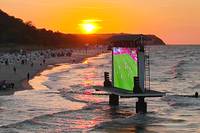 Überall im Land verfolgen viele Menschen die EM-Spiele beim Public Viewing. Einer der schönsten Orte, um gemeinsam Fußball zu schauen, bietet sich den Fans am Ostsee-Strand in Heringsdorf. Das nutzen auch einige Bundesliga-Legenden.