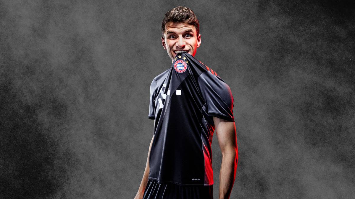 Der Titelverteidiger der Bundesliga wird zur grauen Maus. Zumindest optisch. Thomas Müller ist das egal. Er findet das neue Trikot zum Reinbeißen schön