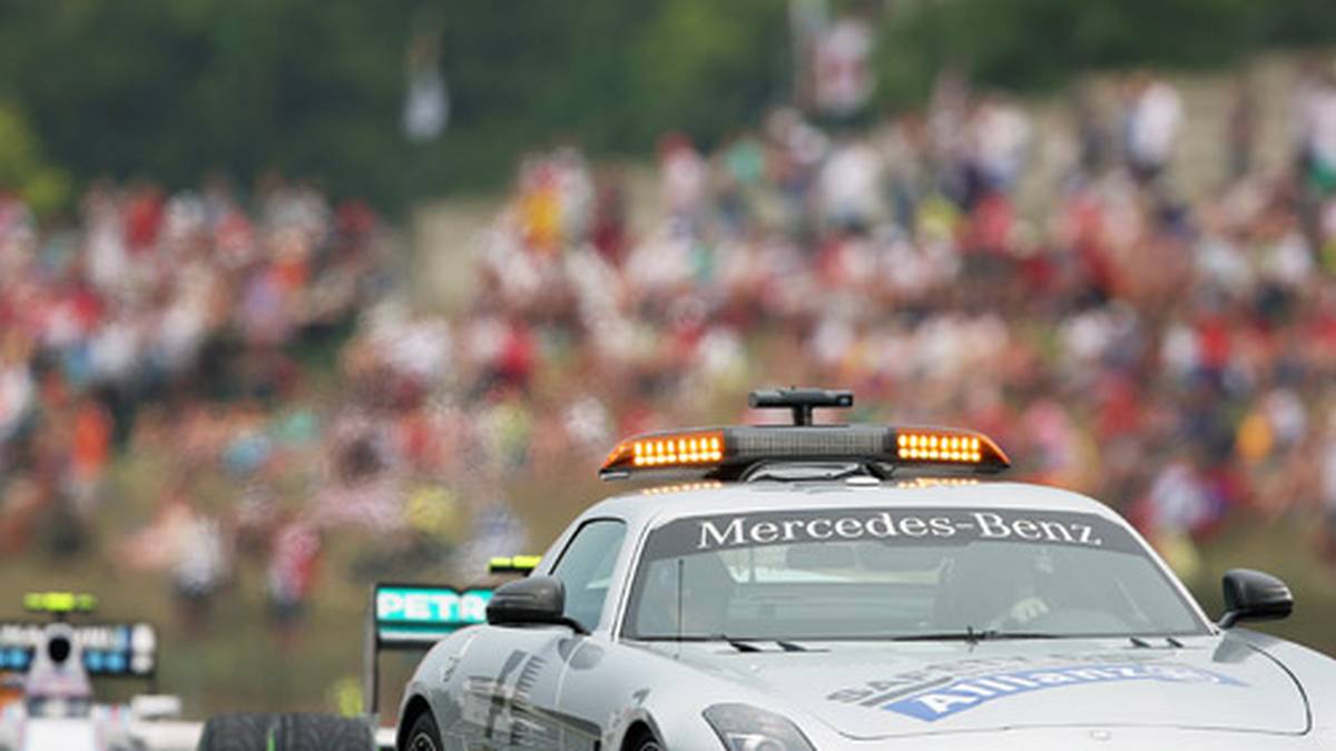 Nach dem heftigen Abflug muss das Safety Car natürlich auf die Strecke