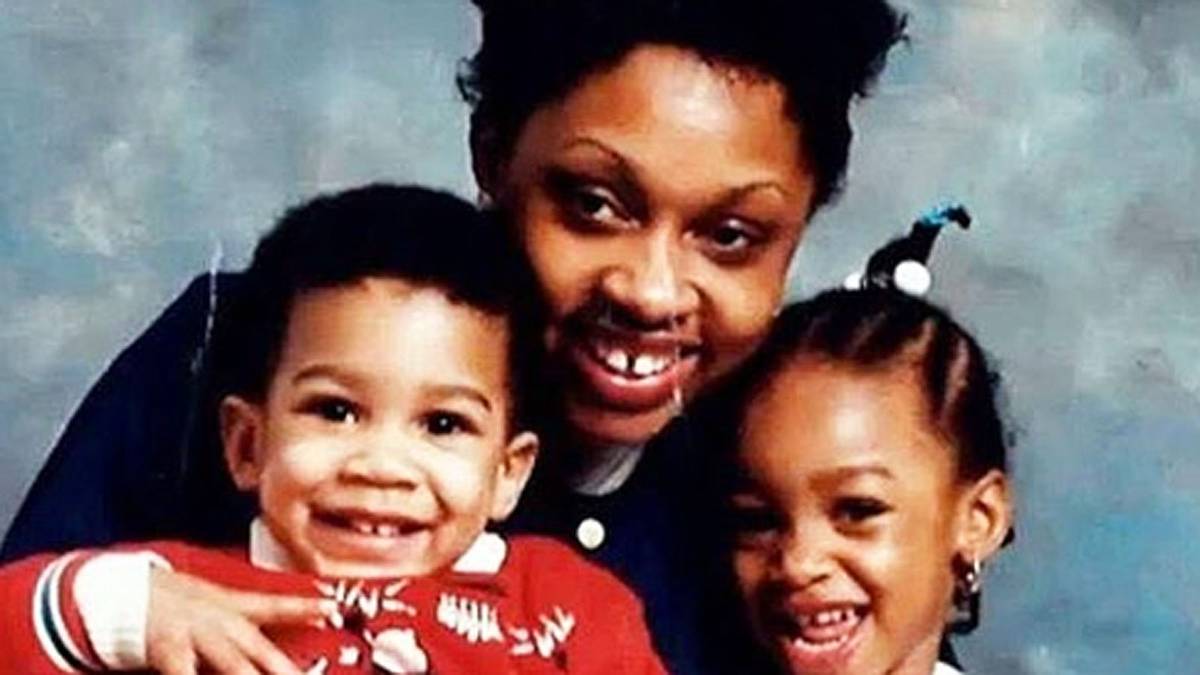 Dass er mal ein Box-Star werden würde, war dem kleinen Anthony (l.) noch nicht anzusehen. Seine Mutter Yeta Odusanya (M.) ist gebürtige Nigerianerin. Noch heute wohnt er mit ihr in einer Wohnung, renoviert aber derzeit ein Haus für die komplette Familie