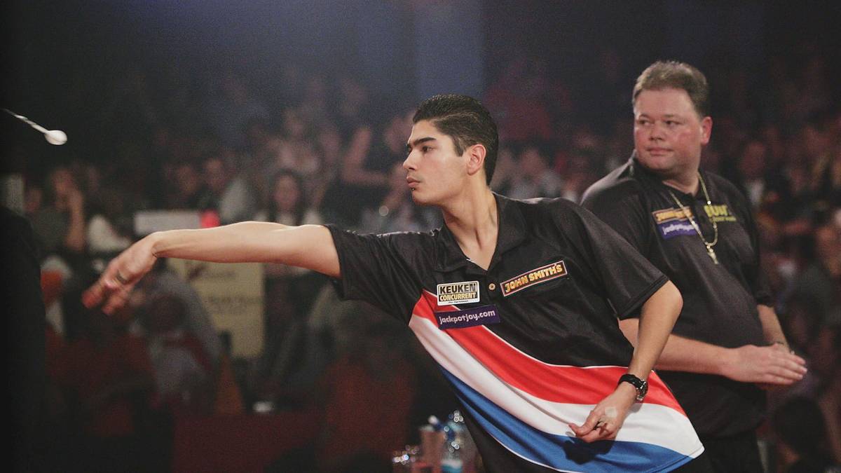 PLATZ 20: JELLE KLAASEN vs. RAYMOND VAN BARNEVELD (2006) - Das Ende einer Ära bei der BDO. Mit erst 21 Jahren besiegt Jelle Klaasen seinen Landsmann Raymond van Barneveld im WM-Finale 2006 mit 7:5. "Barney", zuvor schon vier Mal BDO-Weltmeister, wird von den Fans mit "Who the f*** is Barney?"-Sprechchören verhöhnt und wechselt danach zur PDC