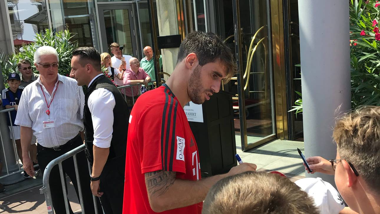 Bayern-Star Javi Martinez schreibt fleißig Autogramme