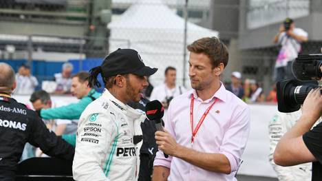 Jenson Button (r.) interviewt Lewis Hamilton für einen TV-Sender