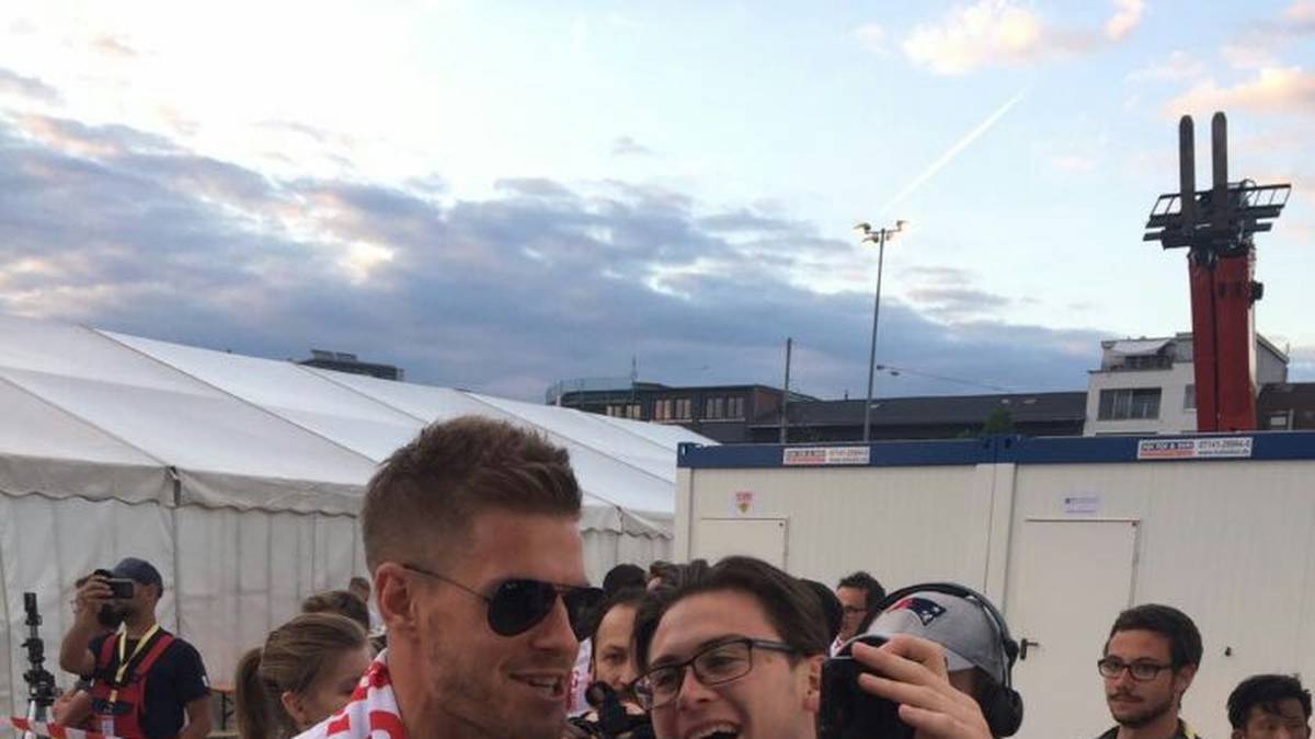 Simon Terodde mit Sonnenbrille und Bier