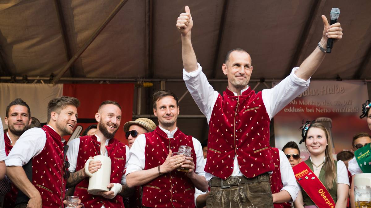 Schneller als gedacht ist nun eine auf Herrlich zugekommen: In Leverkusen soll er die Werkself wieder zu internationaler Klasse führen - ohne Lederhosen