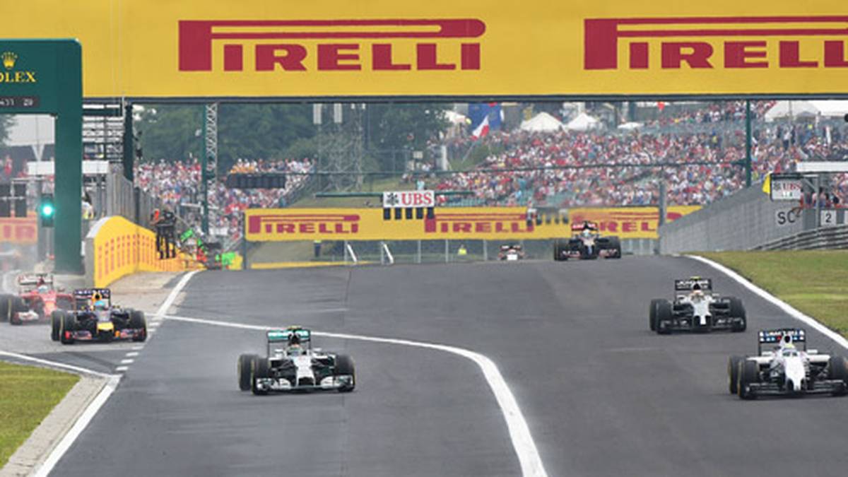 Pech für Rosberg. der bereits an der Box vorbei ist und deswegen erst eine Runde später die Reifen wechseln kann. Rosberg fällt auf Rang fünf zurück, während Ricciardo die Führung übernimmt