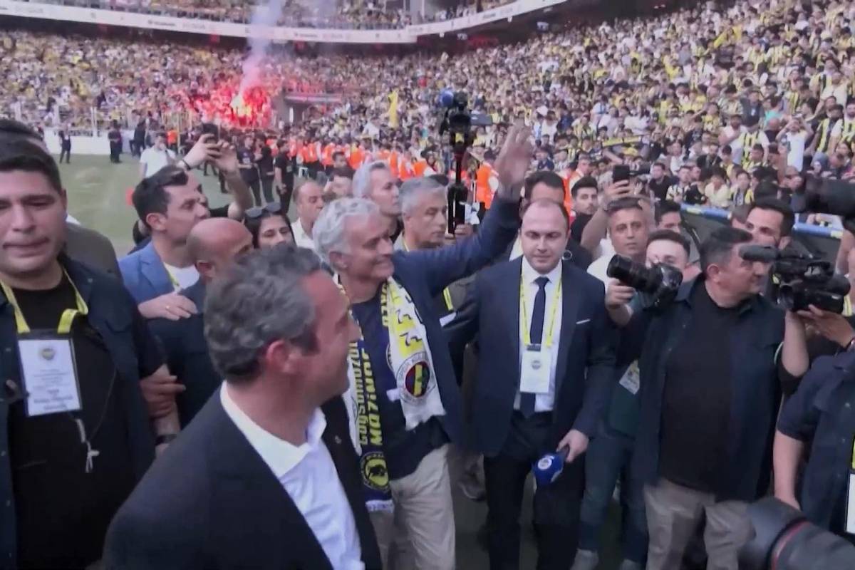 José Mourinho wird in angemessenem Ambiente als neuer Trainer von Fenerbahce Istanbul vorgestellt.