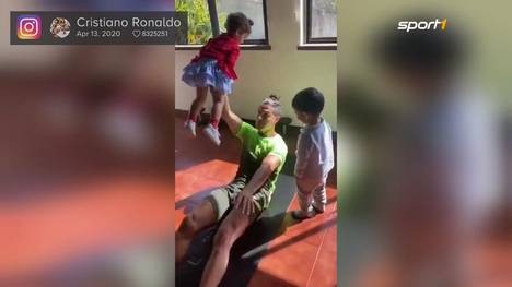 In der fußballfreien Zeit ist Cristiano Ronaldo nahezu immer in seinem persönlichen Fitnessstudio zu finden. Wenn der Nachwuchs auch mal mitmachen will, bindet CR7 seine Kinder kurzerhand ins Training mit ein. 